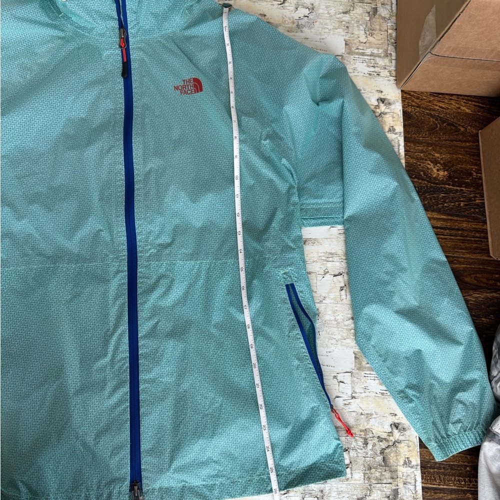 Women’s North Face rain jacket. - Picture 8 of 8